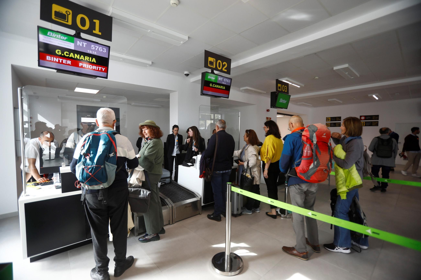 El aeropuerto de Córdoba recibe el primer vuelo de Binter desde Canarias, en imágenes