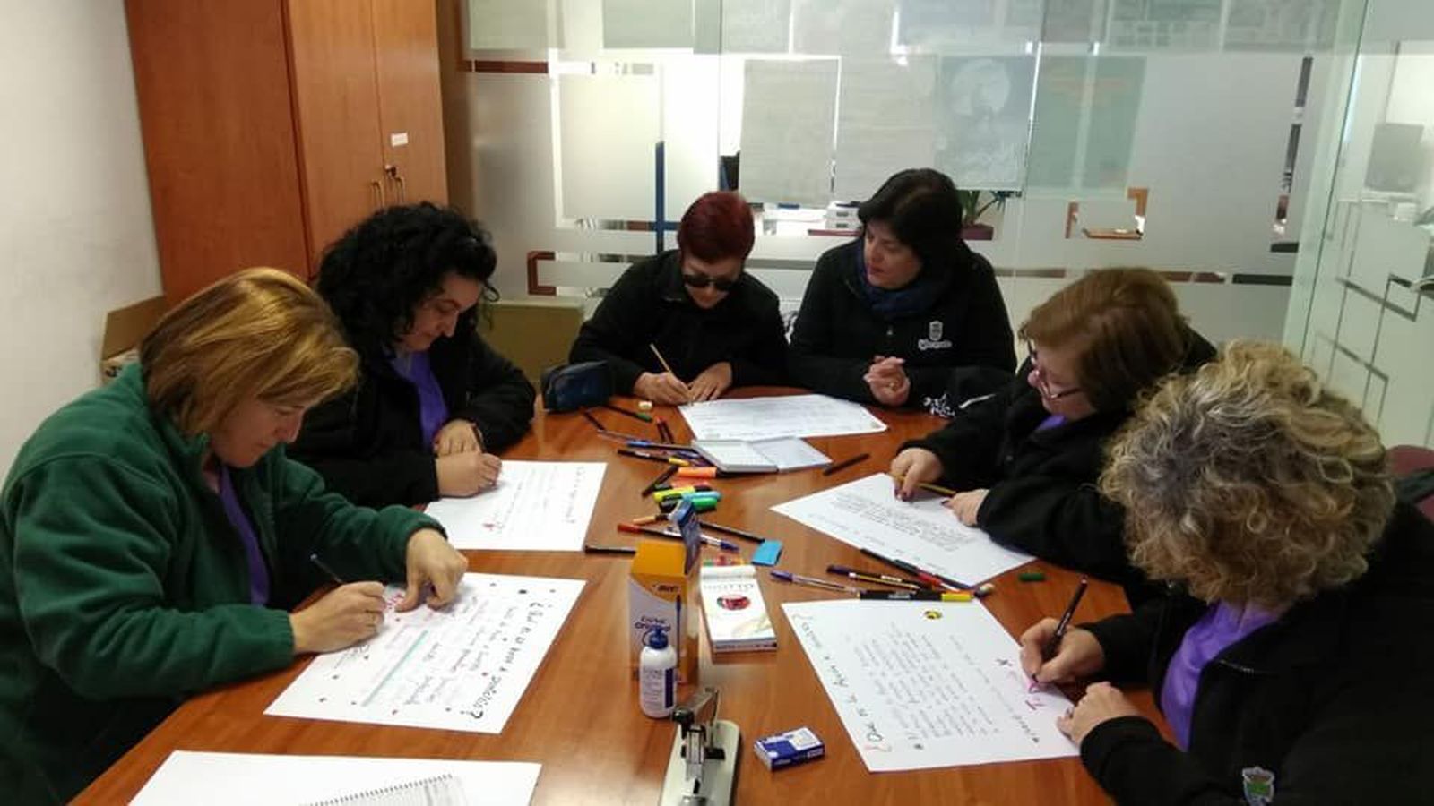 Los participantes reciben un contrato por un mes.