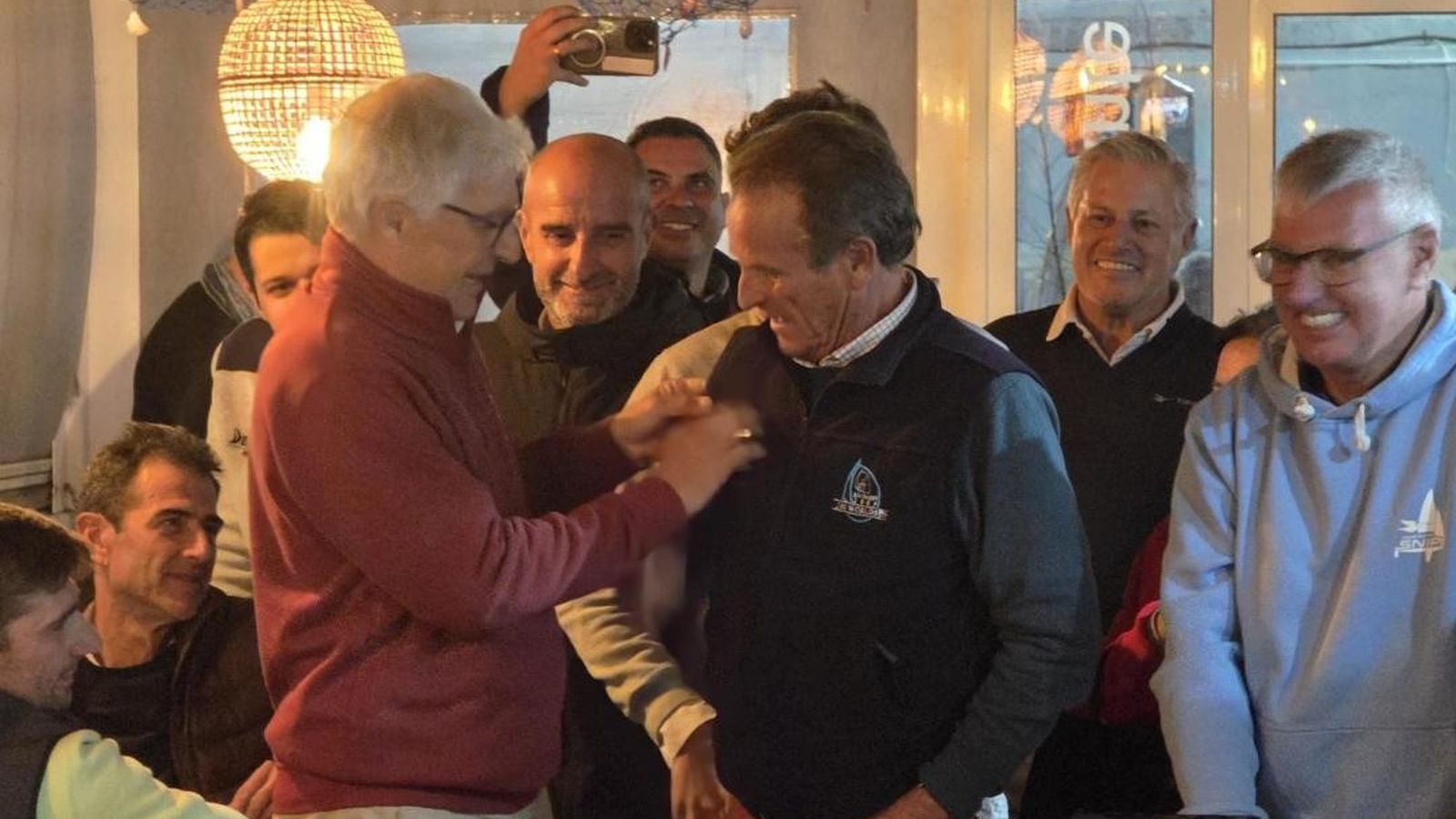 Miguel Ramos, en el Club Náutico, impuso la insignia de plata a Tito Galnares.