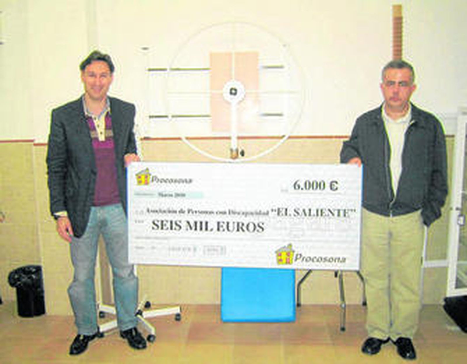 Matías Gracias, presidente de El Saliente-CEE, y a la izquierda Pedro María Soto, gerente de Procosona.