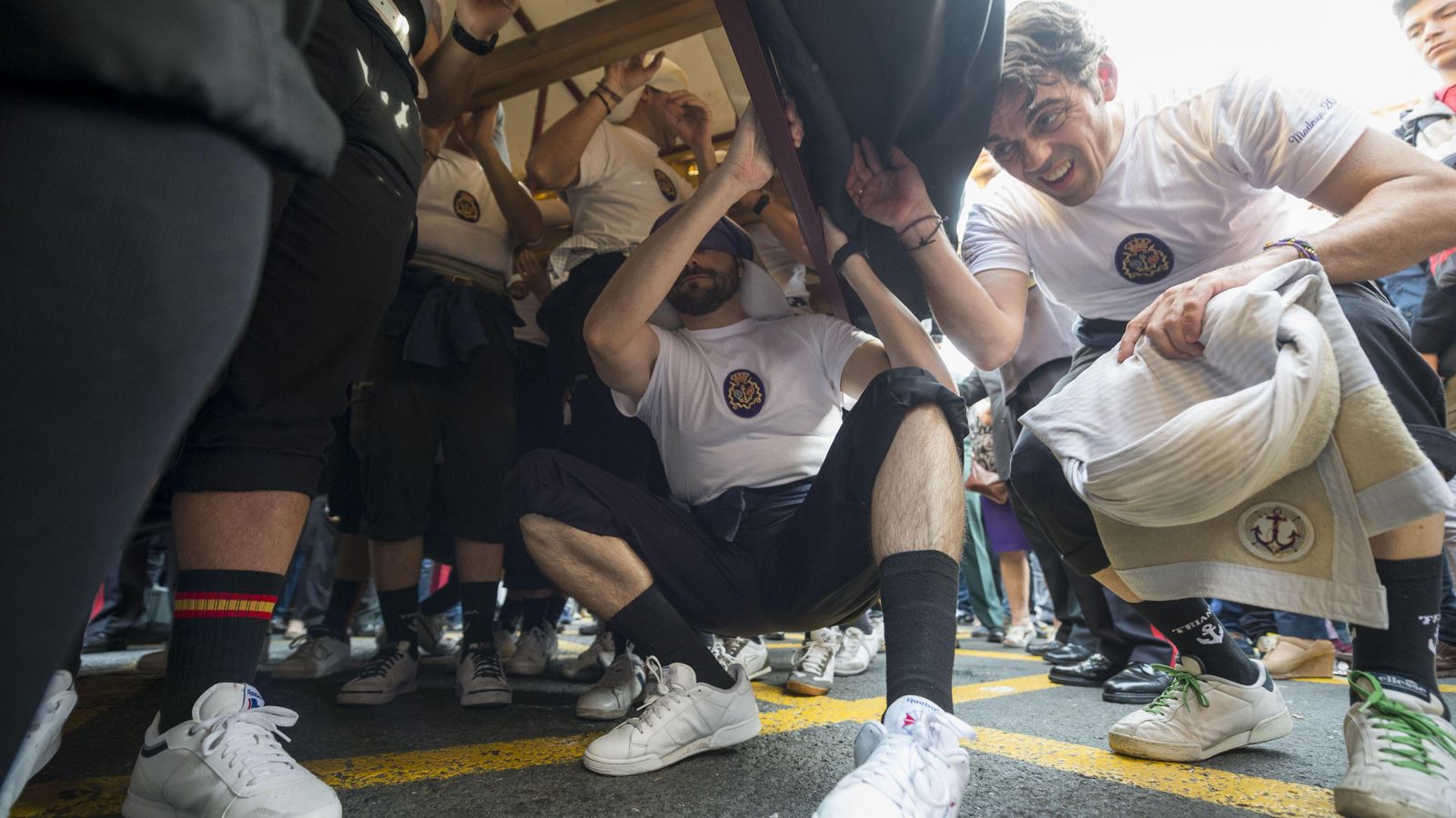 Costaleros de la Hermandad de la Esperanza de Triana.