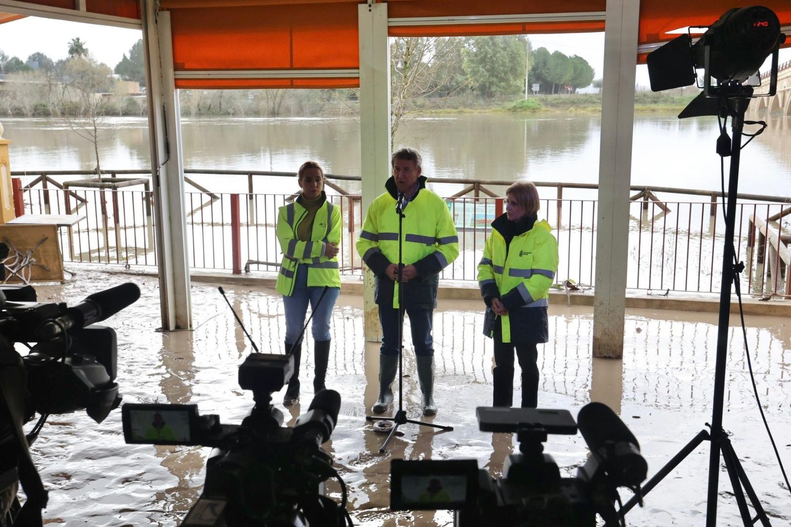 Imágenes de la visita de Alberto Núñez Feijóo y Juanma Moreno a las zonas inundadas de Jerez