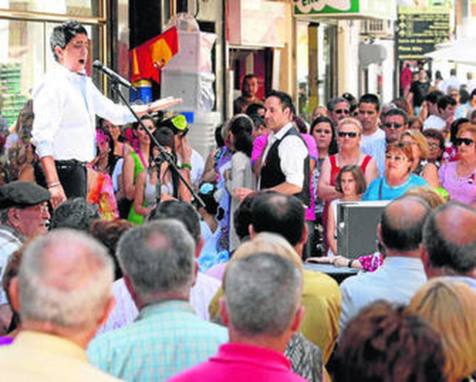 Imagen de un momento de las actuaciones de copla celebradas en la calle Castelar, ayer.