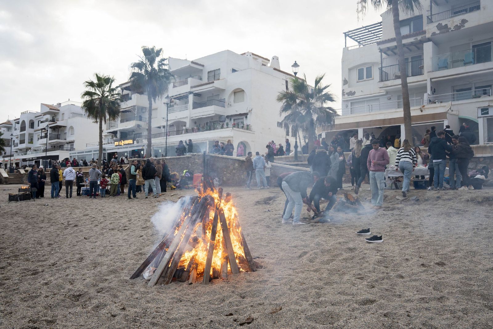 Las moragas reúnen a miles de personas en Roquetas para celebrar el final de año