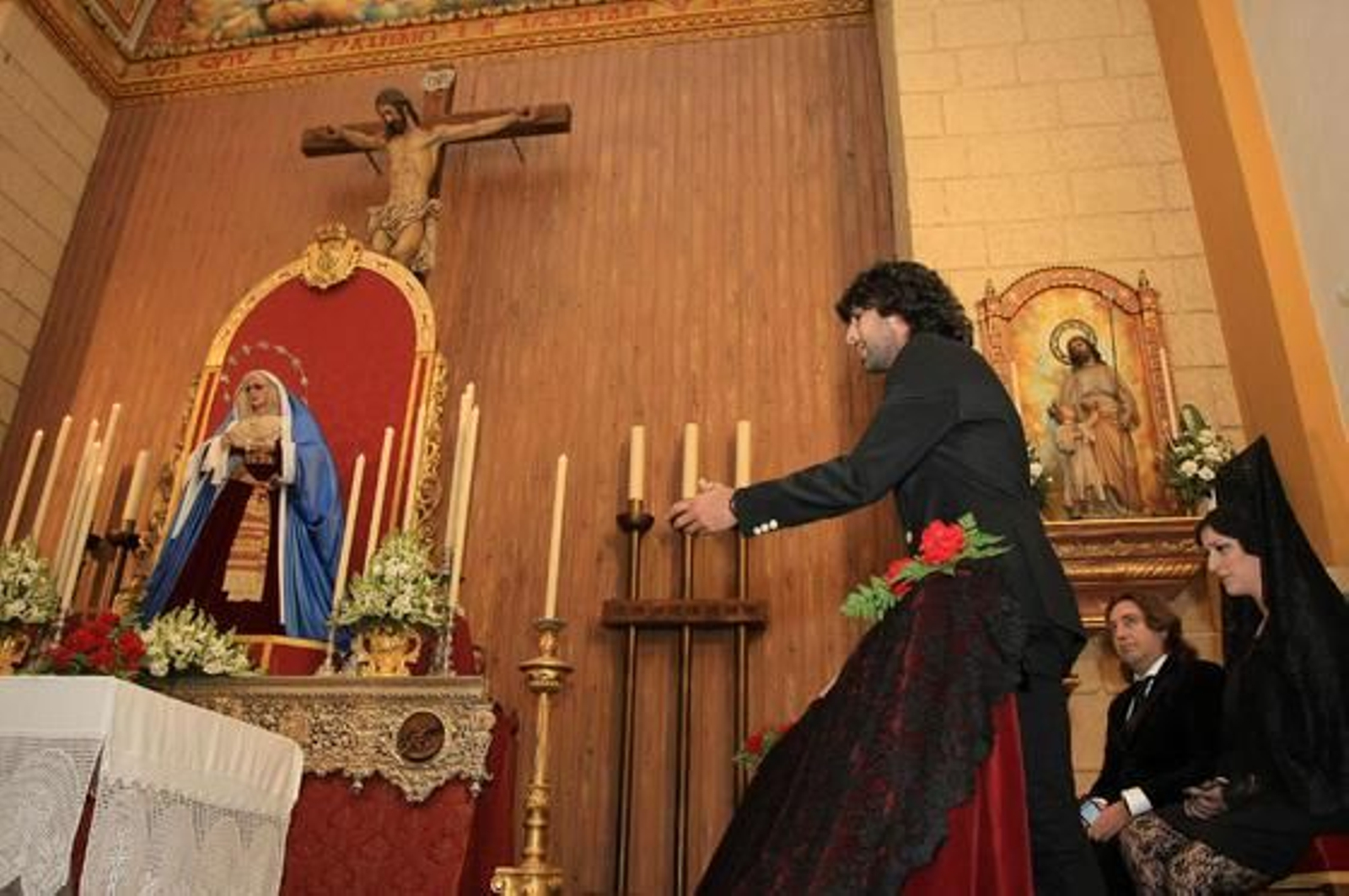 Arcángel, Argentina y Pepe 'El Marismeño' cantan la disertación del jefe de Cultura de 'Huelva Información', Eduardo Sugrañes. / Alberto Domínguez