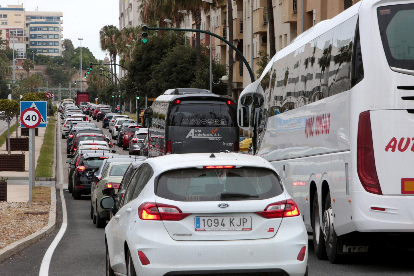 La avenida de las Cortes en Cádiz, durante un atasco.