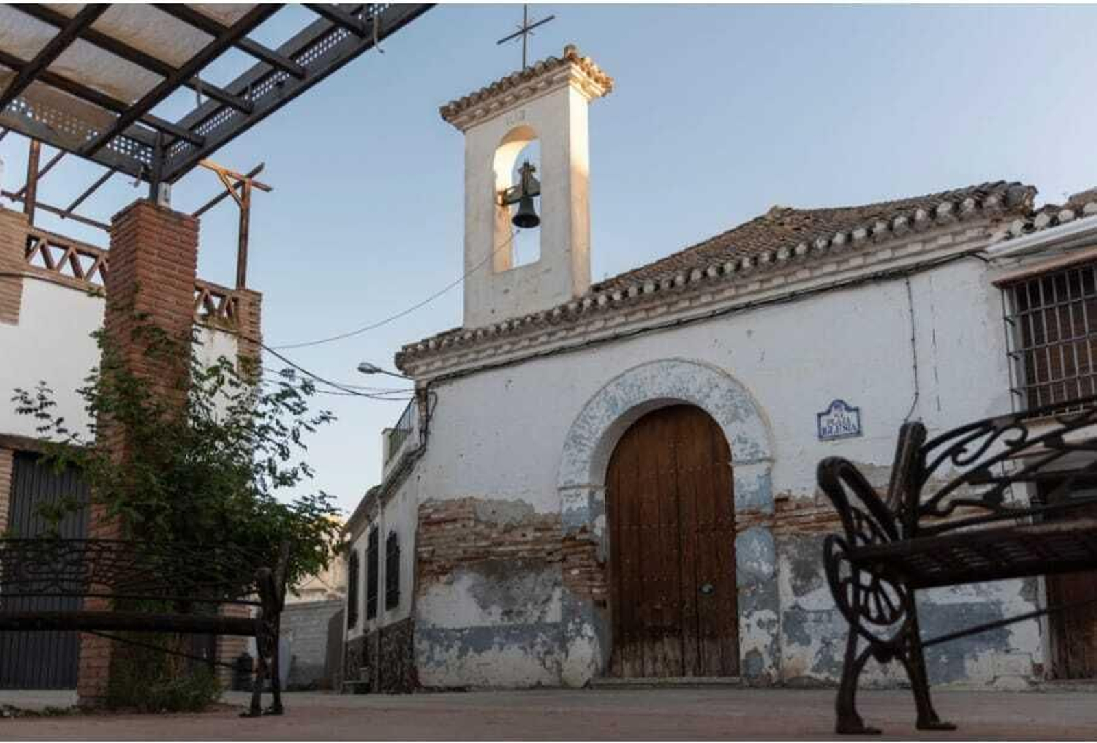 Fuente Vaqueros avisa del grave riesgo de derrumbe en la iglesia de La Paz