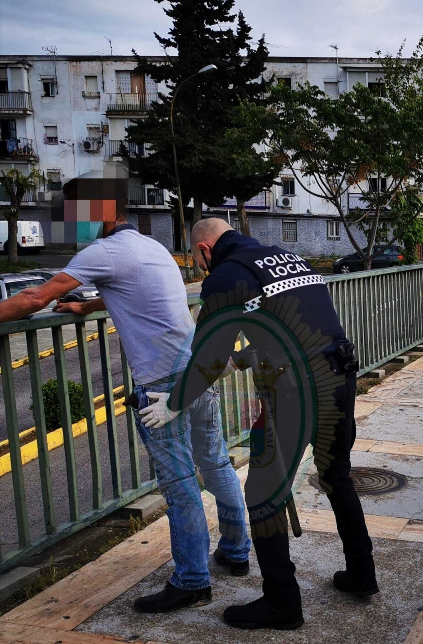 Un policía local de San Juan cachea a un sospechoso, en una imagen de archivo.