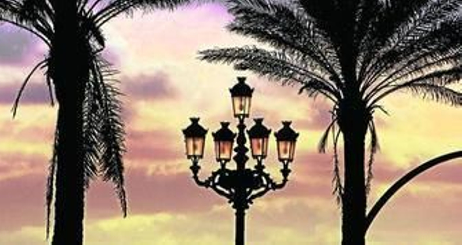 Una de las farolas situadas en el casco histórico de la ciudad.