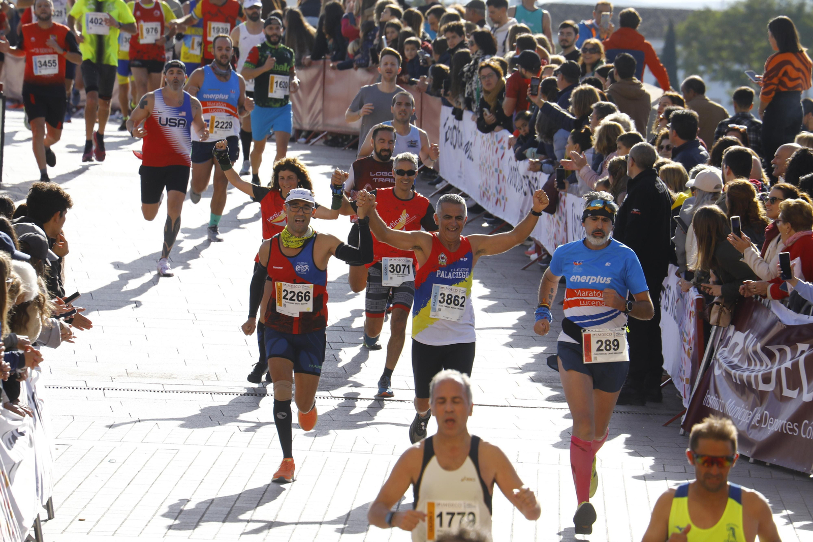 La gloria de cruzar la Puerta del Puente: imágenes de la meta de la 36 Media Maratón de Córdoba