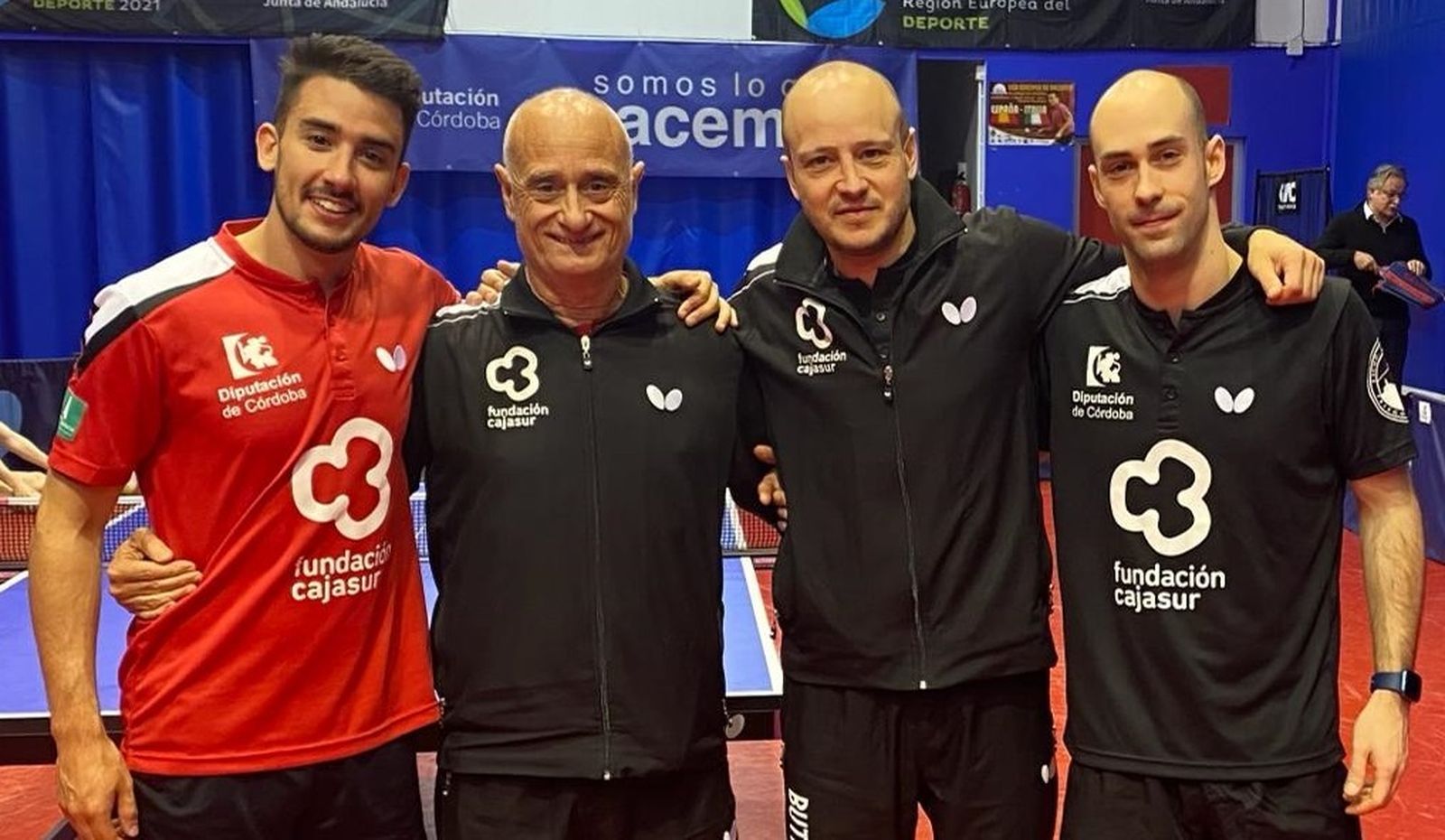 Los componentes del Cajasur Priego posan tras su triunfo al Alzira.