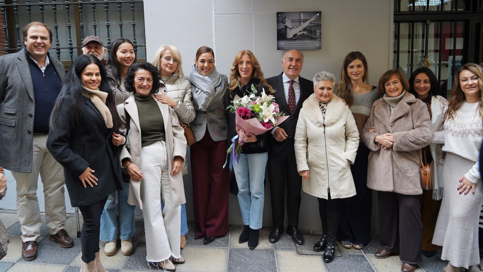 Familiares y amigos de Lolo Manteca, junto a la placa de homenaje en la calle Muro.