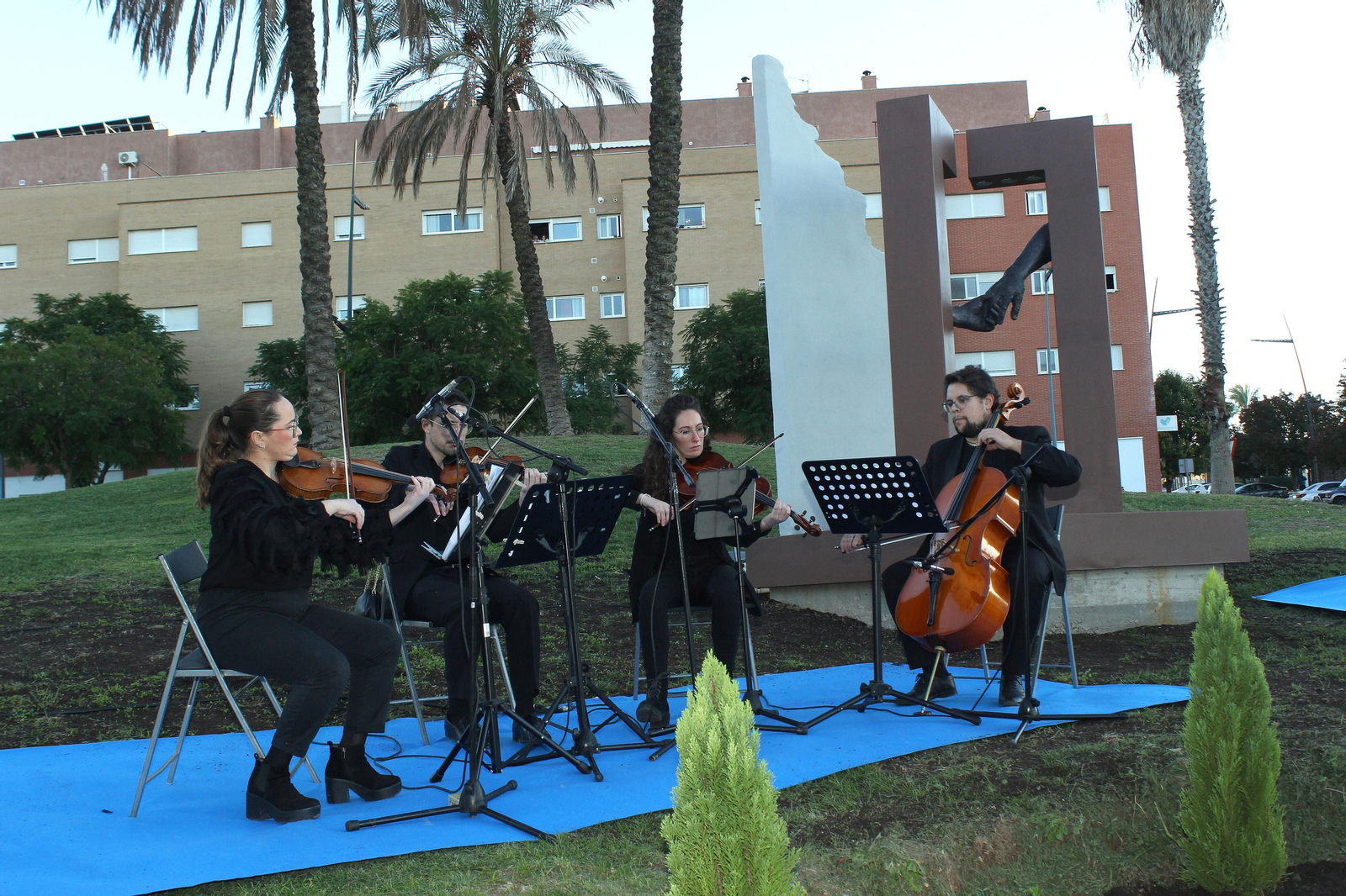 La inauguración de la escultura en recuerdo de las víctimas del Covid en Lucena, en imágenes