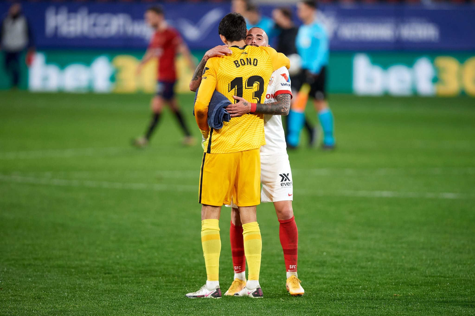 Bono se abraza con Aleix Vidal tras la victoria ante el Osasuna.