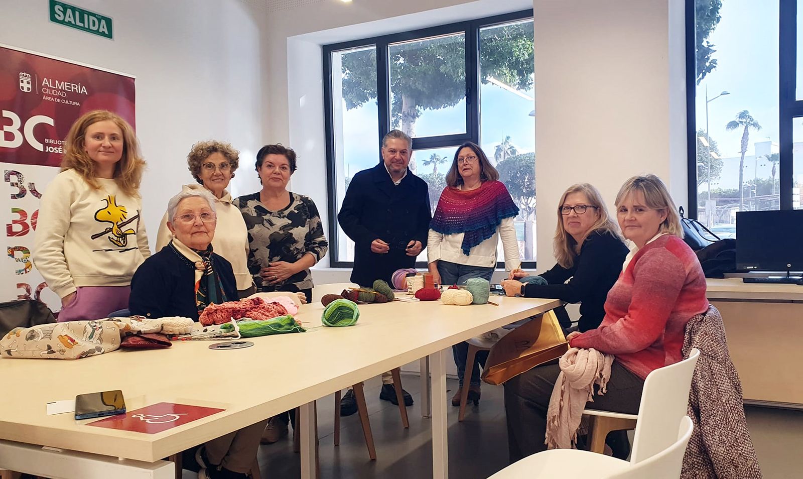 Cruz, en el taller 'Espacio para tejer' de la biblioteca.