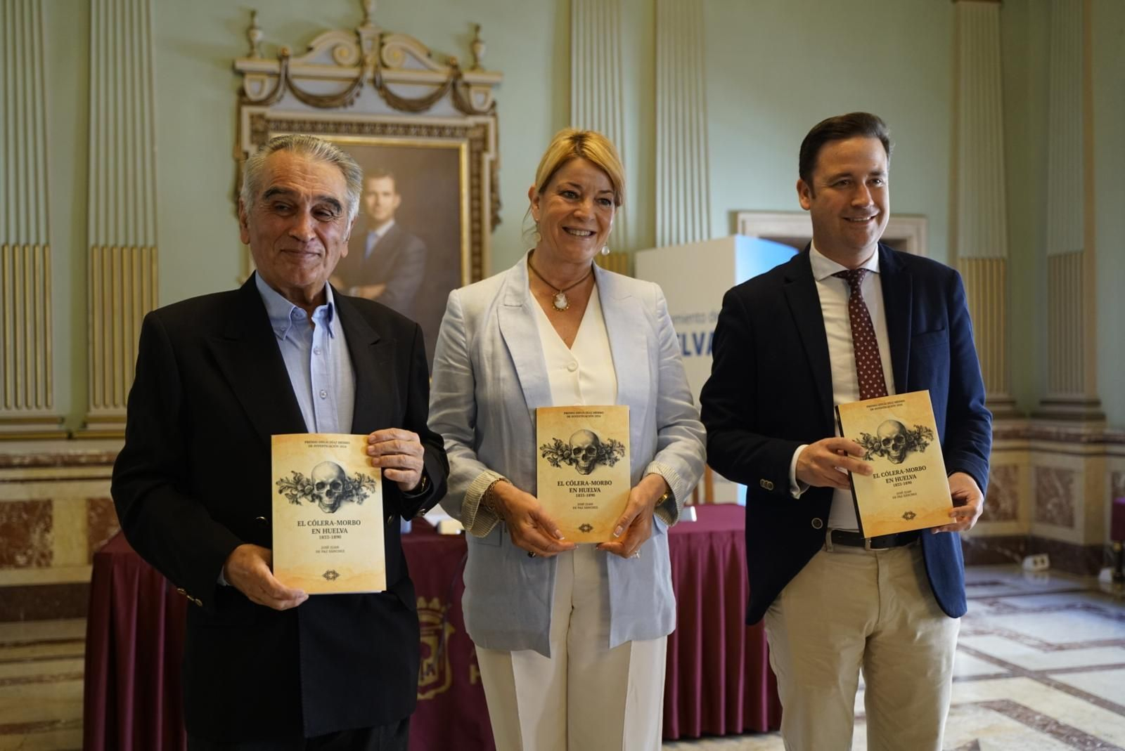 José Juan de Paz, Pilar Miranda e Ignacio Molina con la obra ganadora del premio Diego Díaz Hierro. José Juan de Paz, Pilar Miranda e Ignacio Molina con la obra ganadora del premio Diego Díaz Hierro.