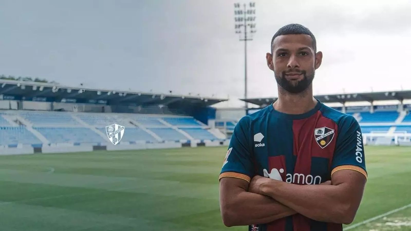 Joaquín Fernández posa con la camiseta de la SD Huesca en El Alcoraz.