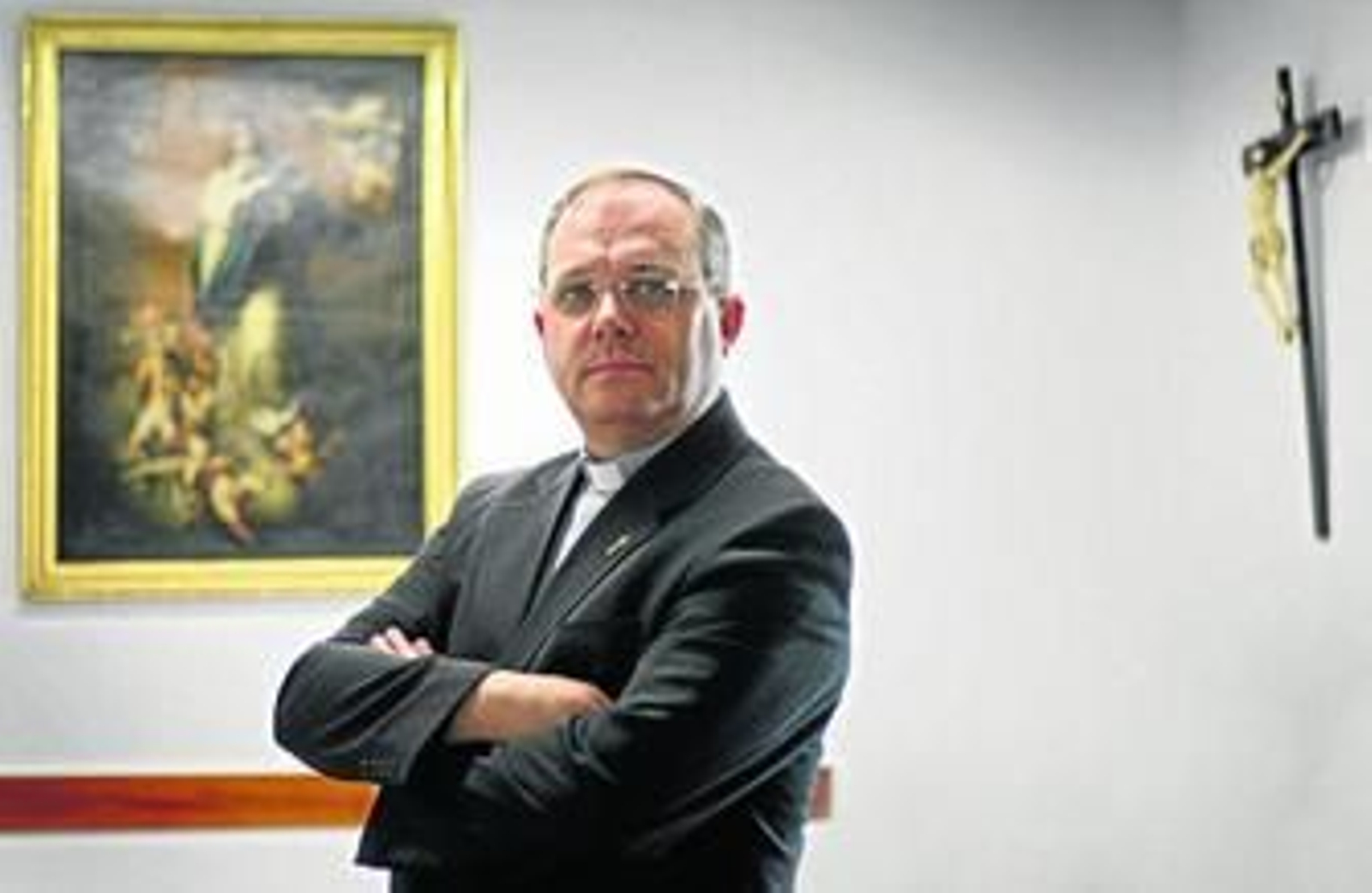 El vicario general de la diócesis y deán de la Catedral de Cádiz, Guillermo Domínguez Leonsegui, ayer en su despacho del Obispado.