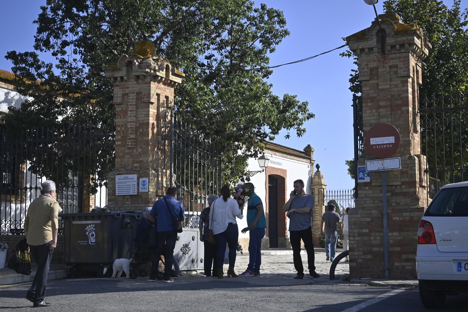 Ambiente en el cementerio de Huelva para el día de todos los Santos.
