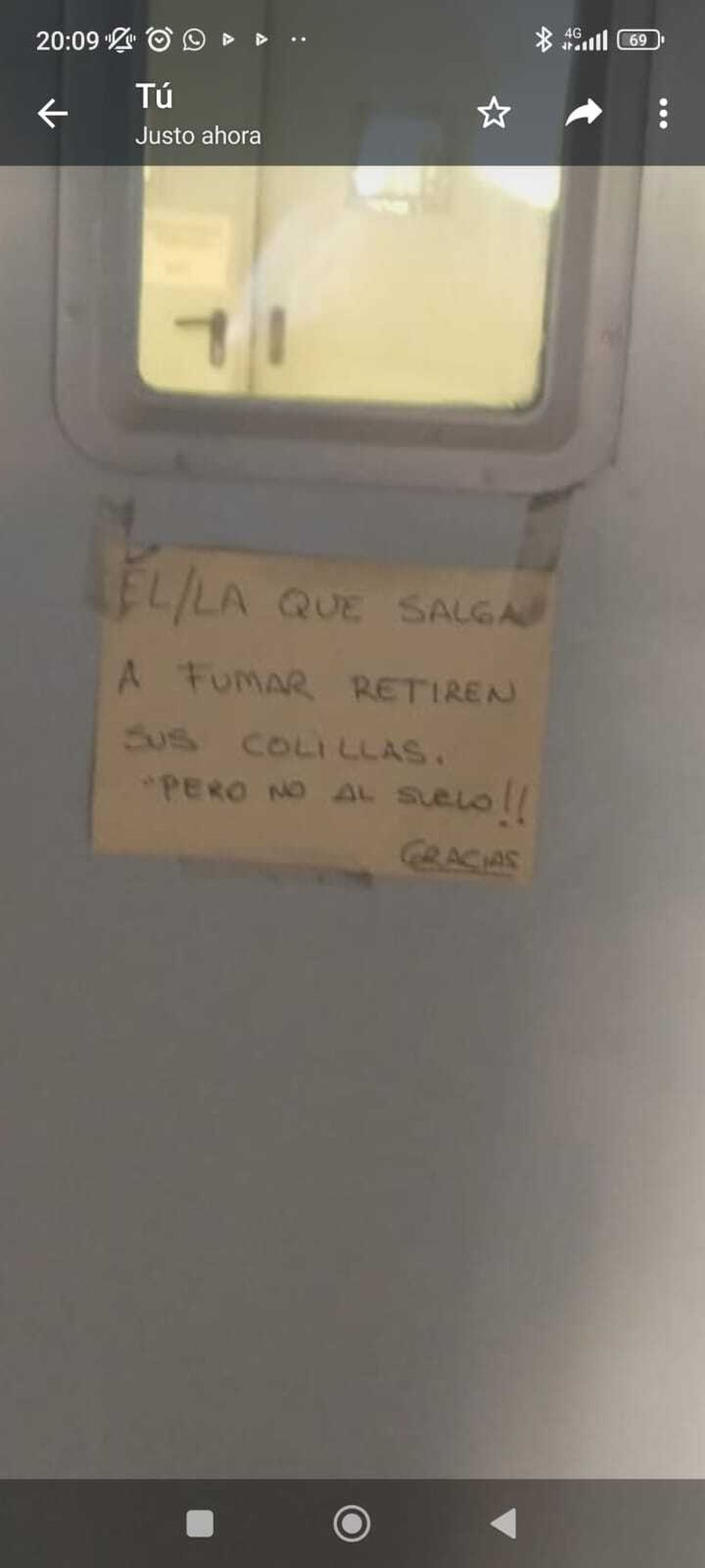 Cartel colocado por el personal en una puerta de emergencia de la planta de maternidad.