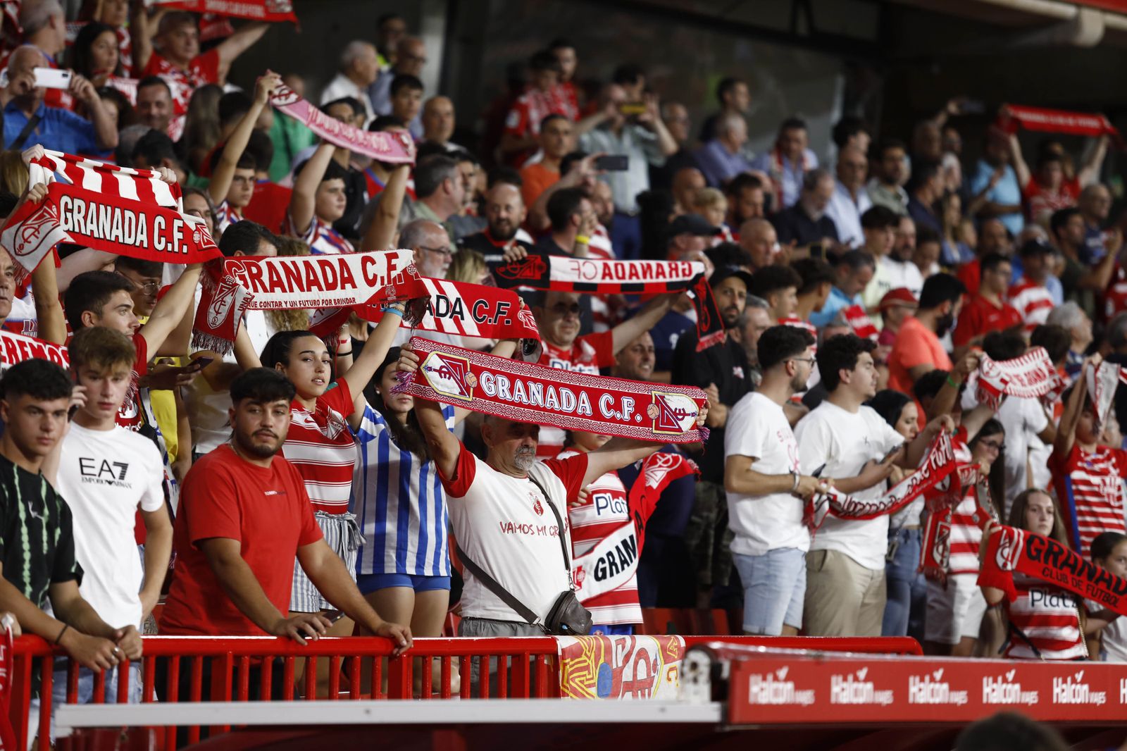 La afción entona el himno a capella en el encuentro ante el Racing de Santander.