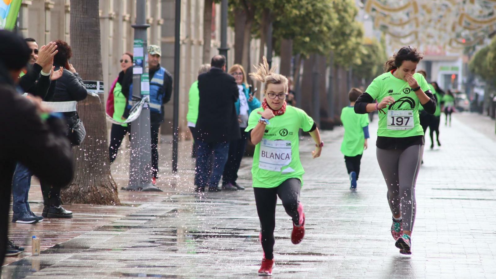 Blanca Betanzos en plena carrera, en la Gran Vía de Huelva.