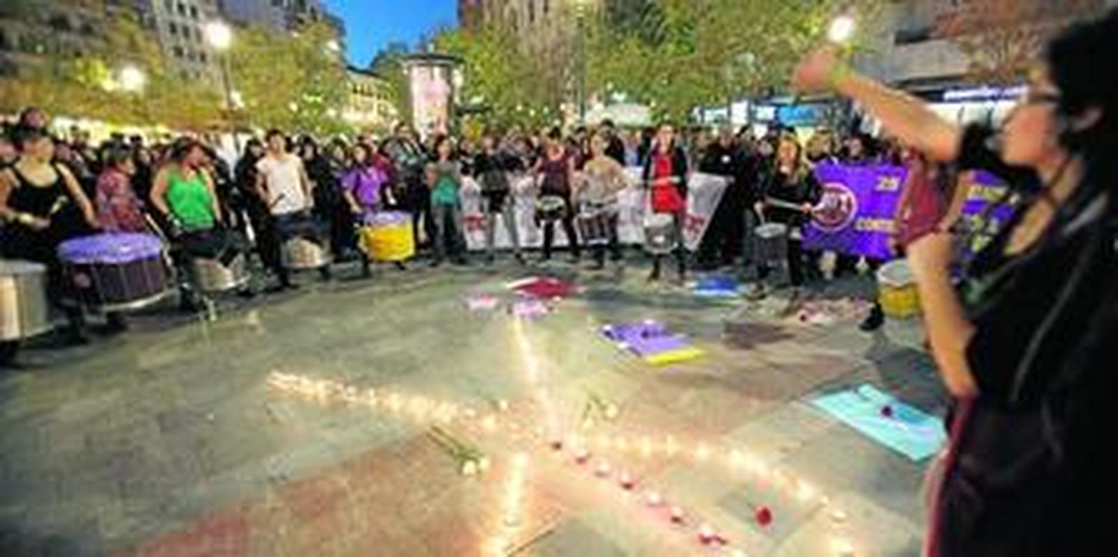 Un grupo de batucada femenino animó la celebración de la Plataforma 25 de Noviembre.