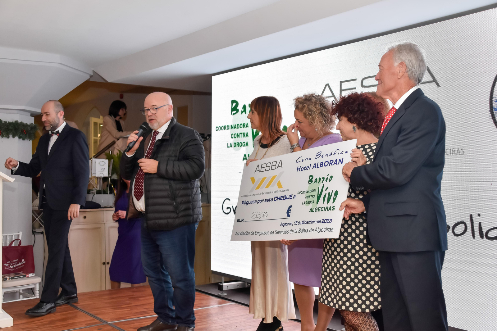 Miguel Alberto Díaz agradece la donación de Aesba.