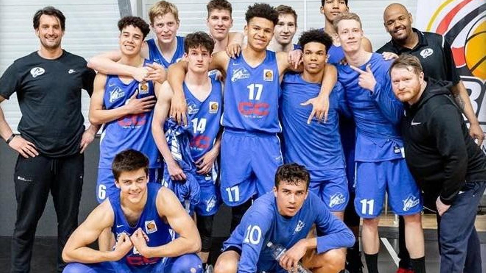 Paulao, a la derecha arriba, con su equipo.