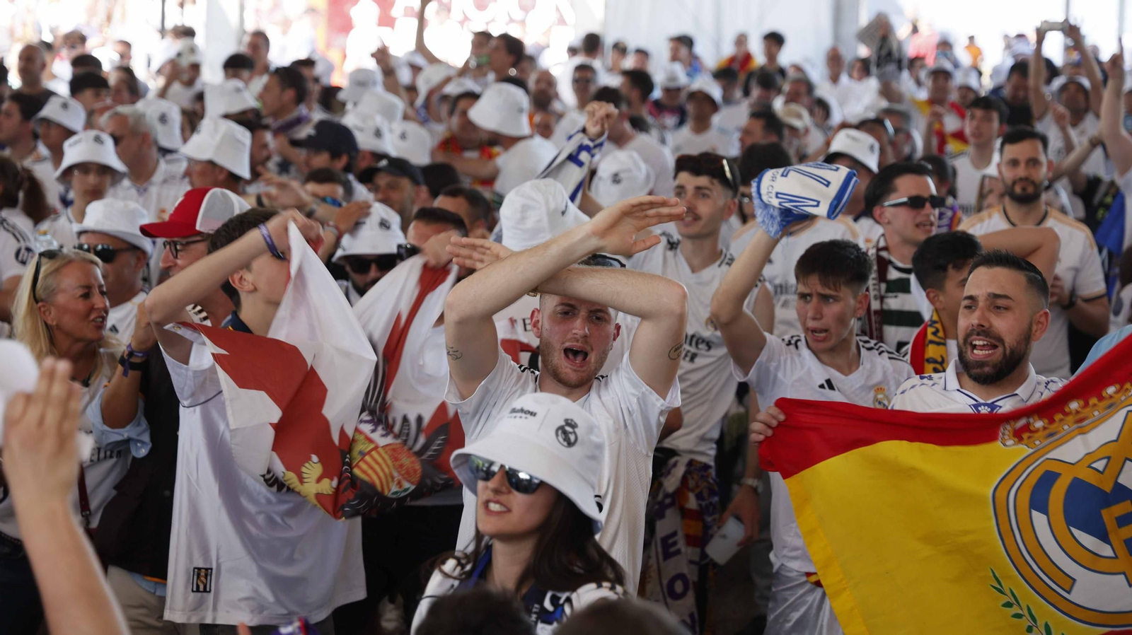 Acicionados del ral Madrid en la fan zone