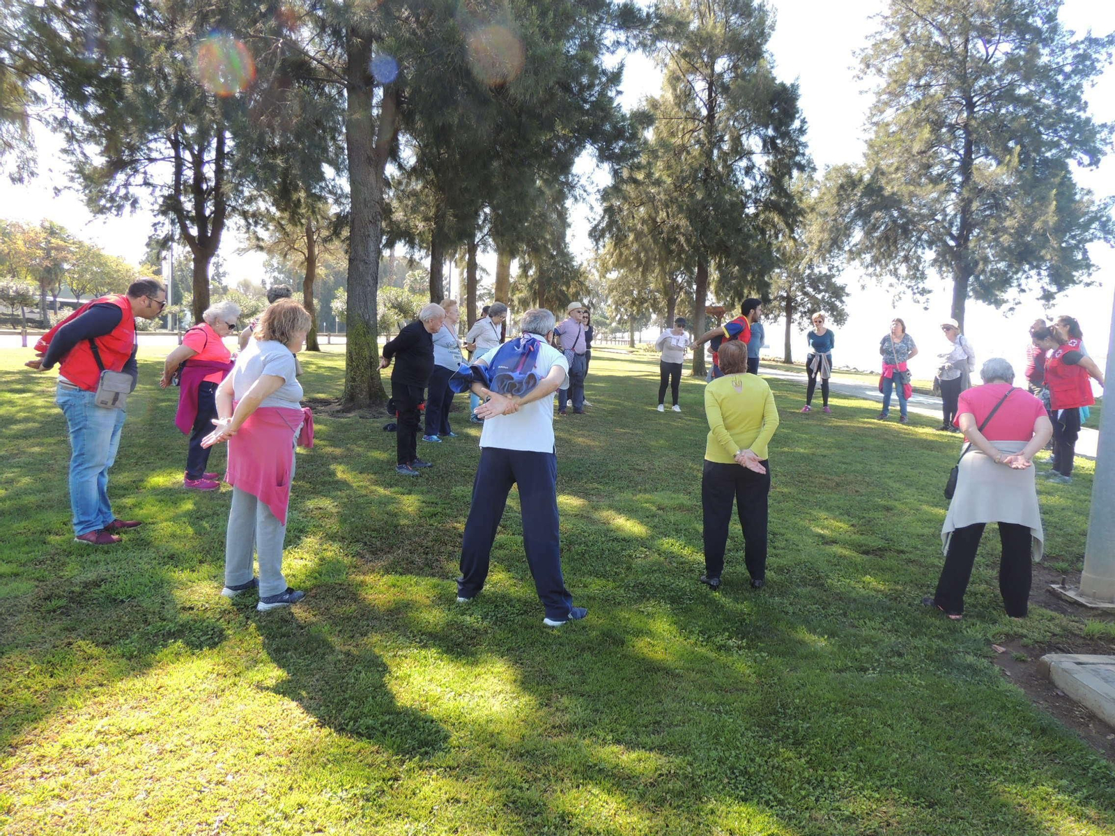 Los mayores siguen atentamente los ejercicios marcados por los jóvenes monitores.