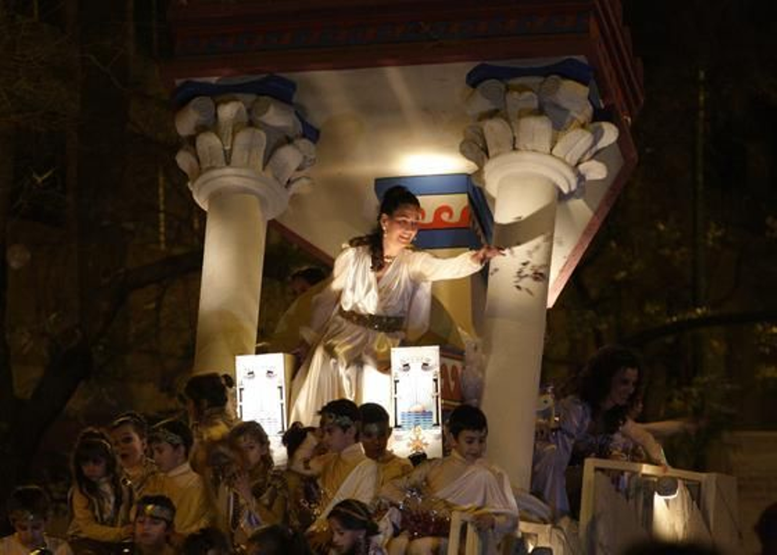 La diosa griega se pasea por las calles de la ciudad desde su carroza, Palas Atenea.

Foto: Belén Vargas