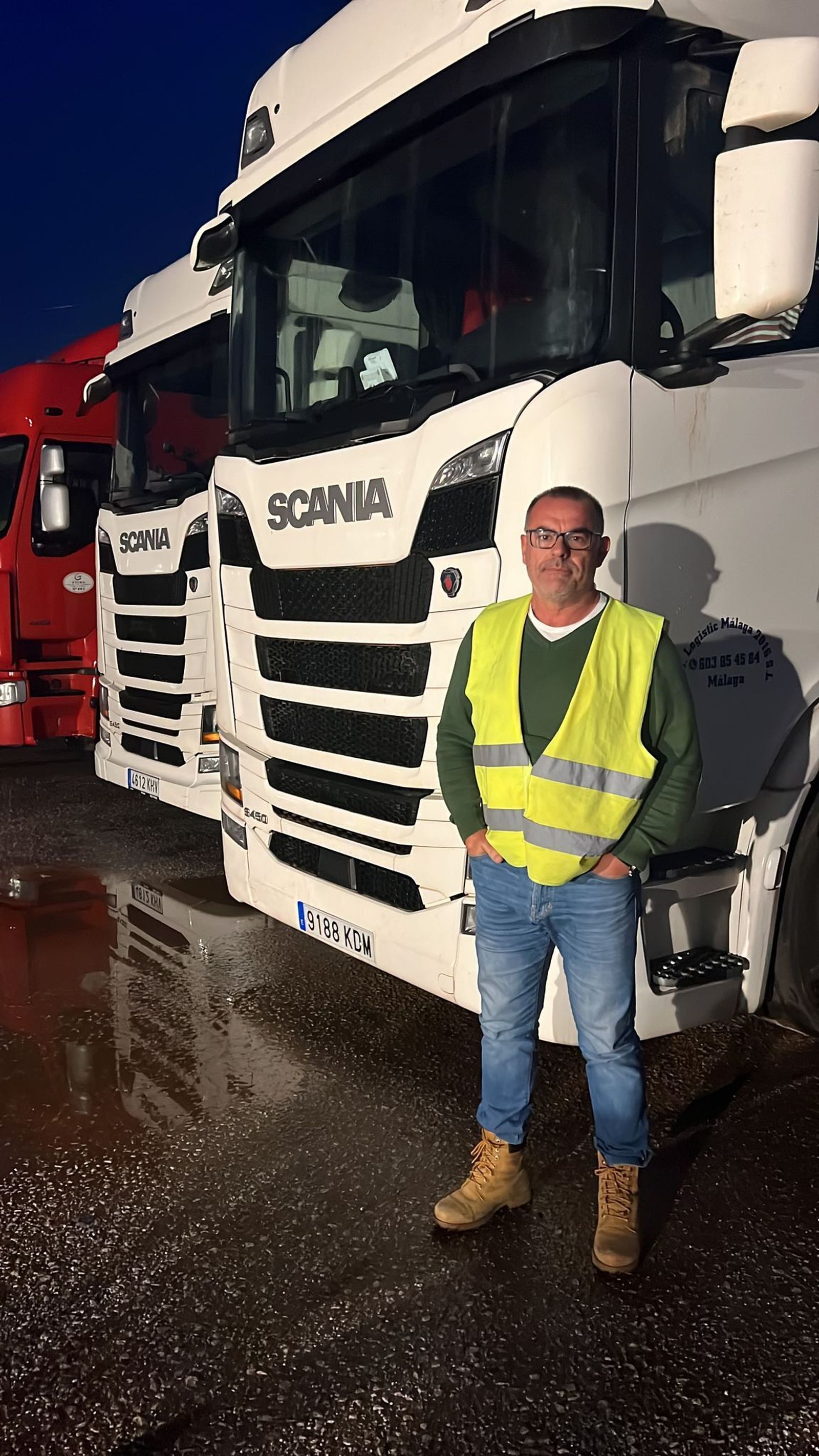 Antonio Jimena con varios de sus camiones.