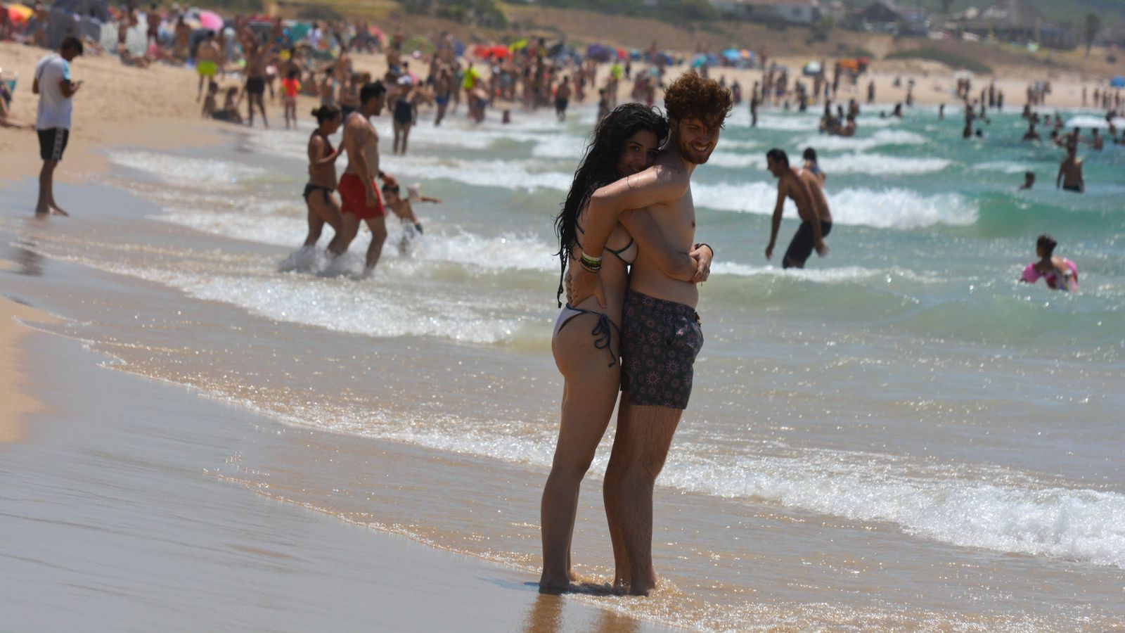 Día de sol y viento en la playa de Bolonia