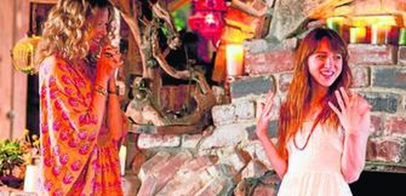 Zoe Kazan (derecha), sobrada de morisquetas en esta cinta, junto a Annette Benning.