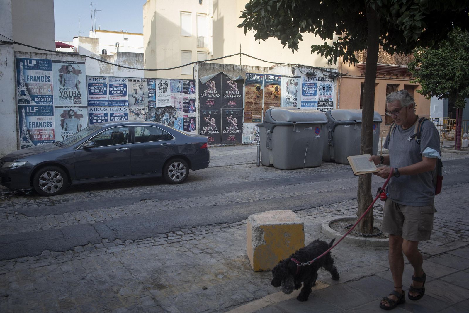 Un hombre pasea con su perro a la altura del número 59 de la calle Castilla, en la parcela que se levantará una residencia de estudiantes.