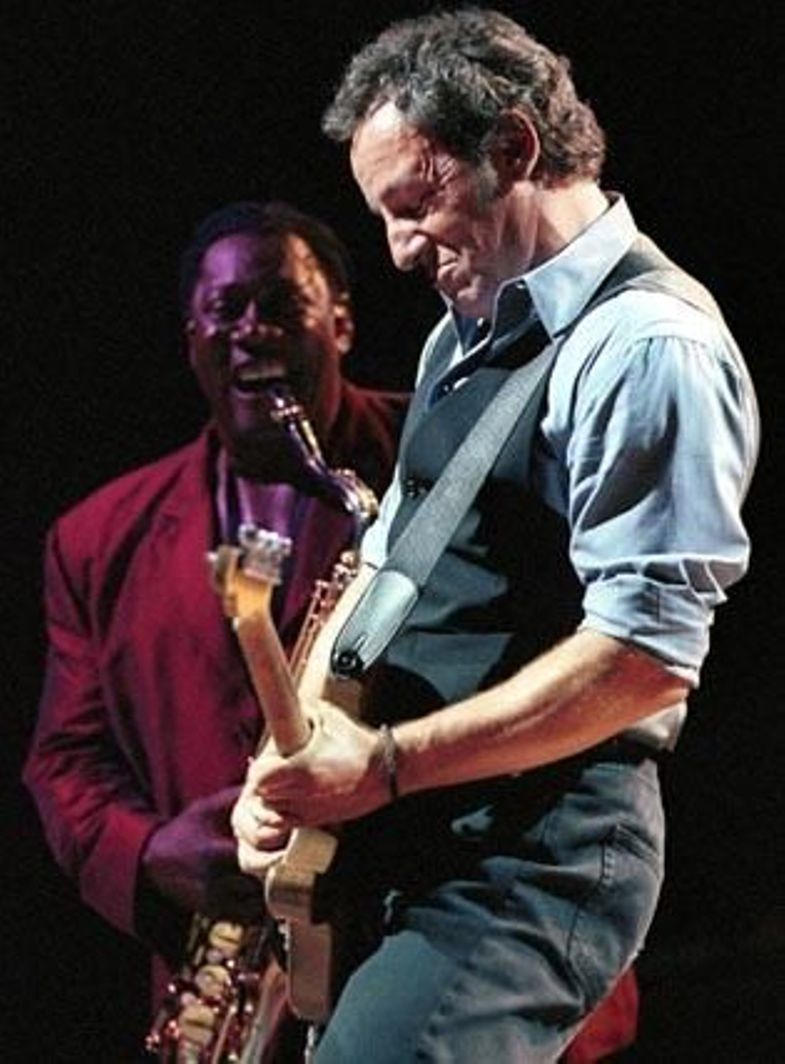 Clarence Clemons sonríe mientras toca Bruce Springsteen en Phoenix, el 15 de octubre de 1999.  Foto: Mike Fiala / Ap