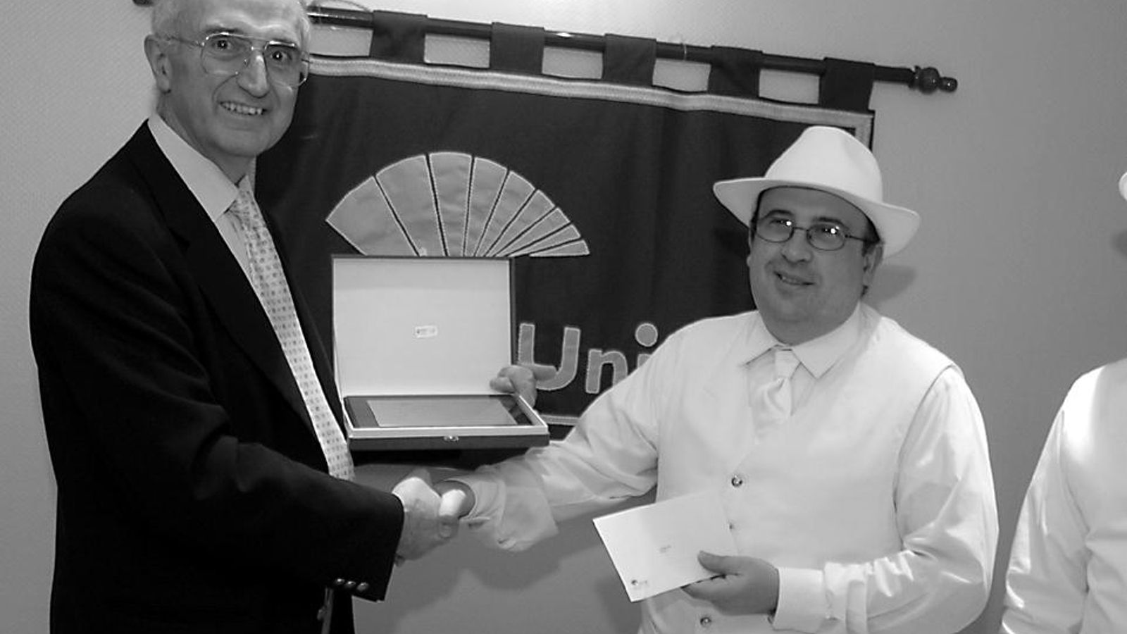 Sasián entrega un premio de Carnaval a Fernando Migueles como directivo de Unicaja en 2004