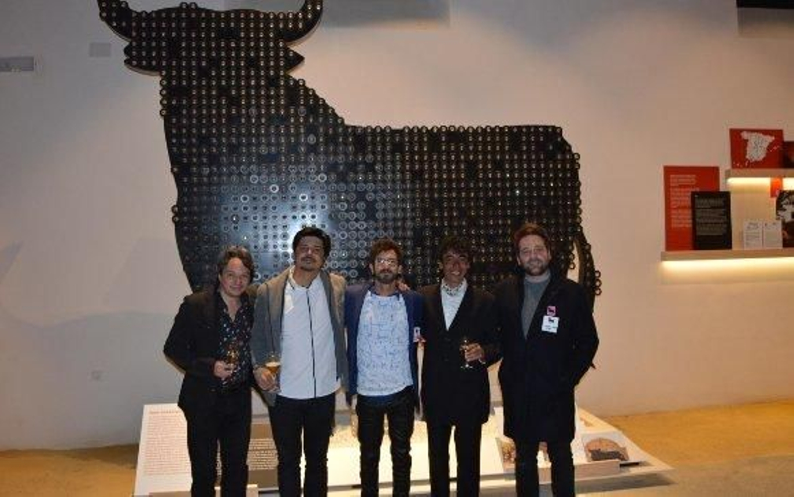 Diego Pozo, Alejandro Fernández, el pintor y diseñador Willie Marquez, el cantaor Tomasito y Mariano Matute, durante la visita  Foto: Ignacio Casas de Ciria