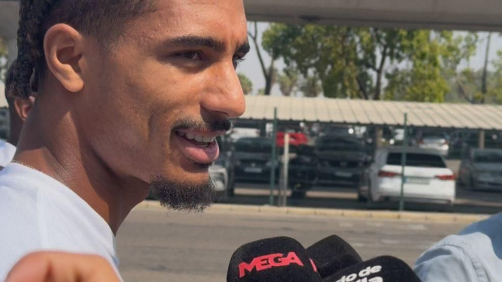 Loïc Badé en el aeropuerto antes de volar a Alemania