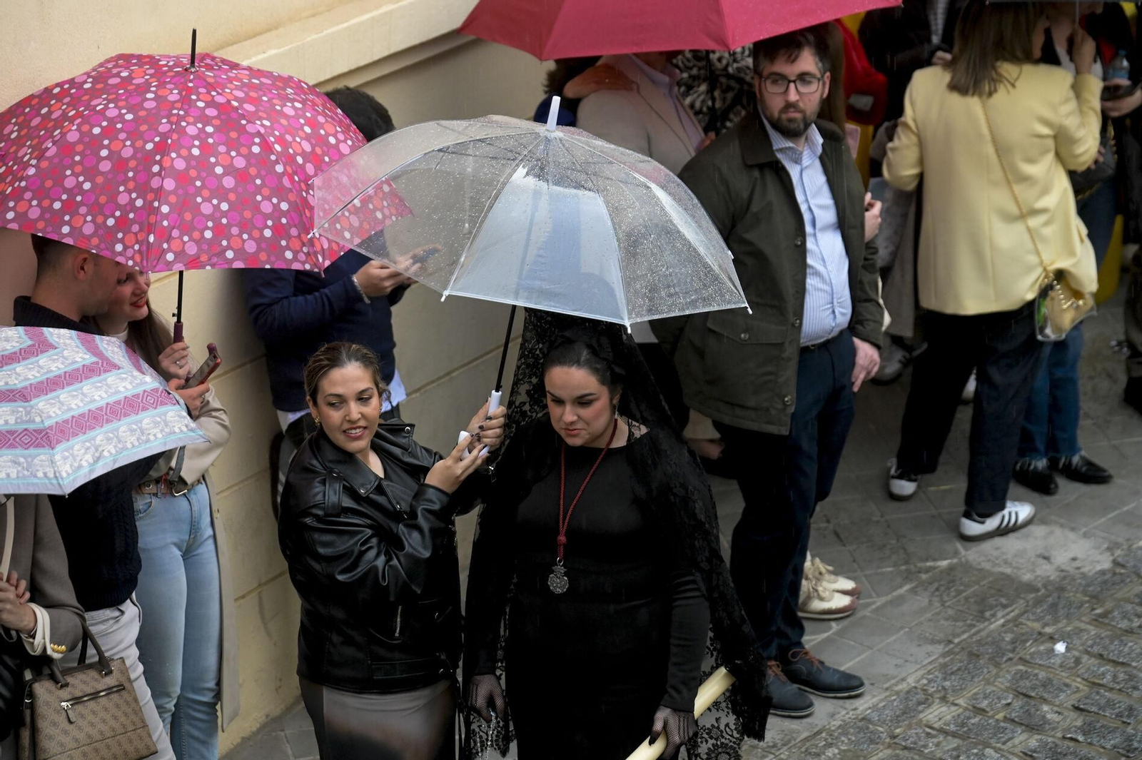 Así vivió el Realejo el nuevo recorrido de la Hermandad de las Maravillas
