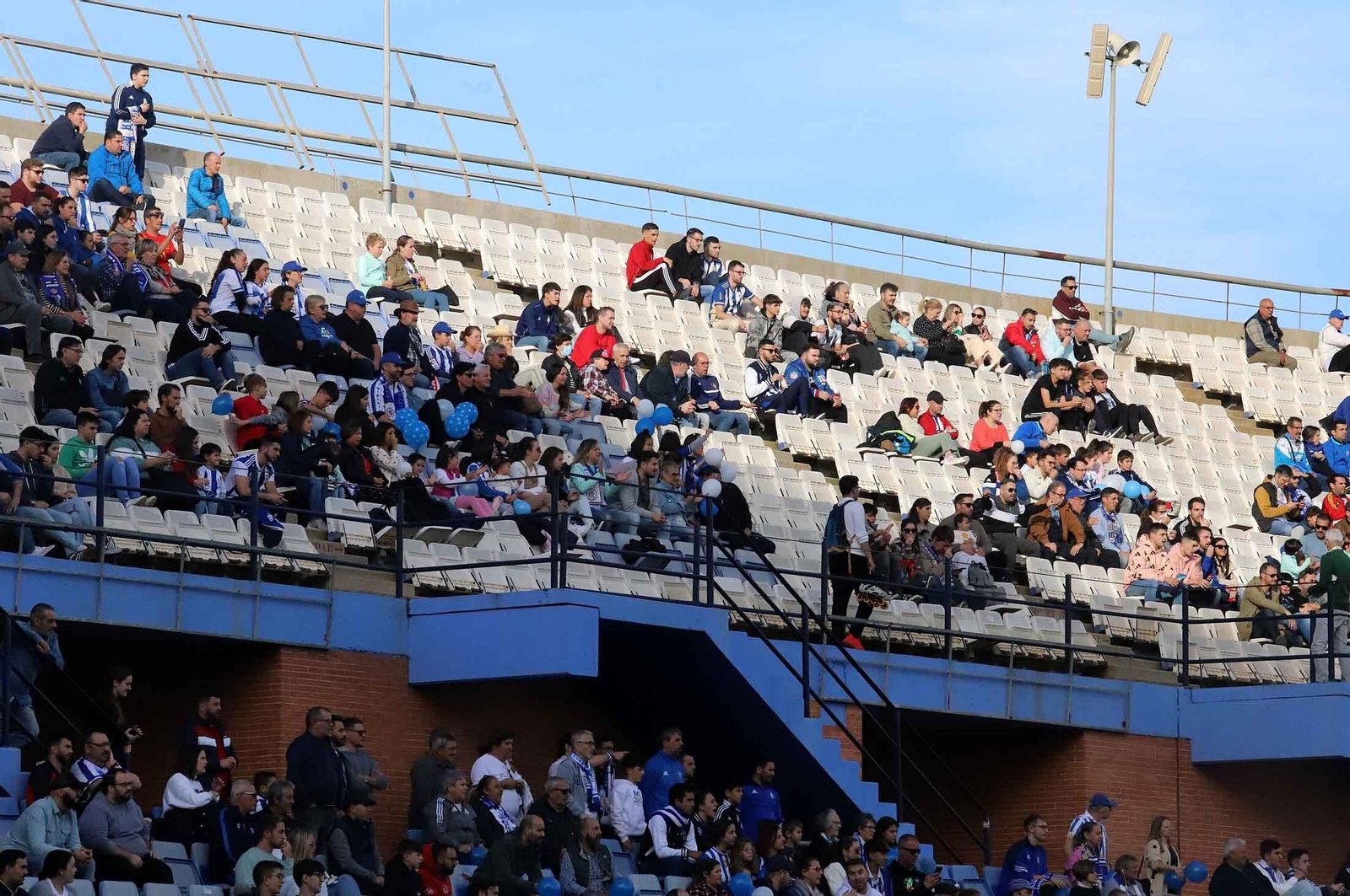 Imágenes del ambiente en las gradas del Nuevo Colombino