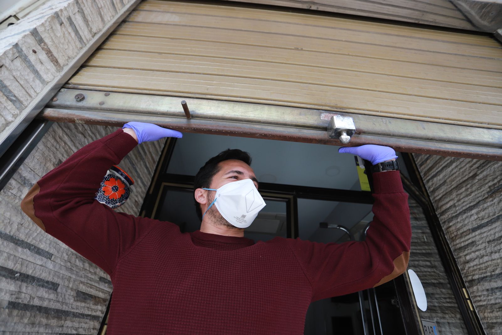 Imágenes de los últimos retoques de terrazas de bares y restaurantes