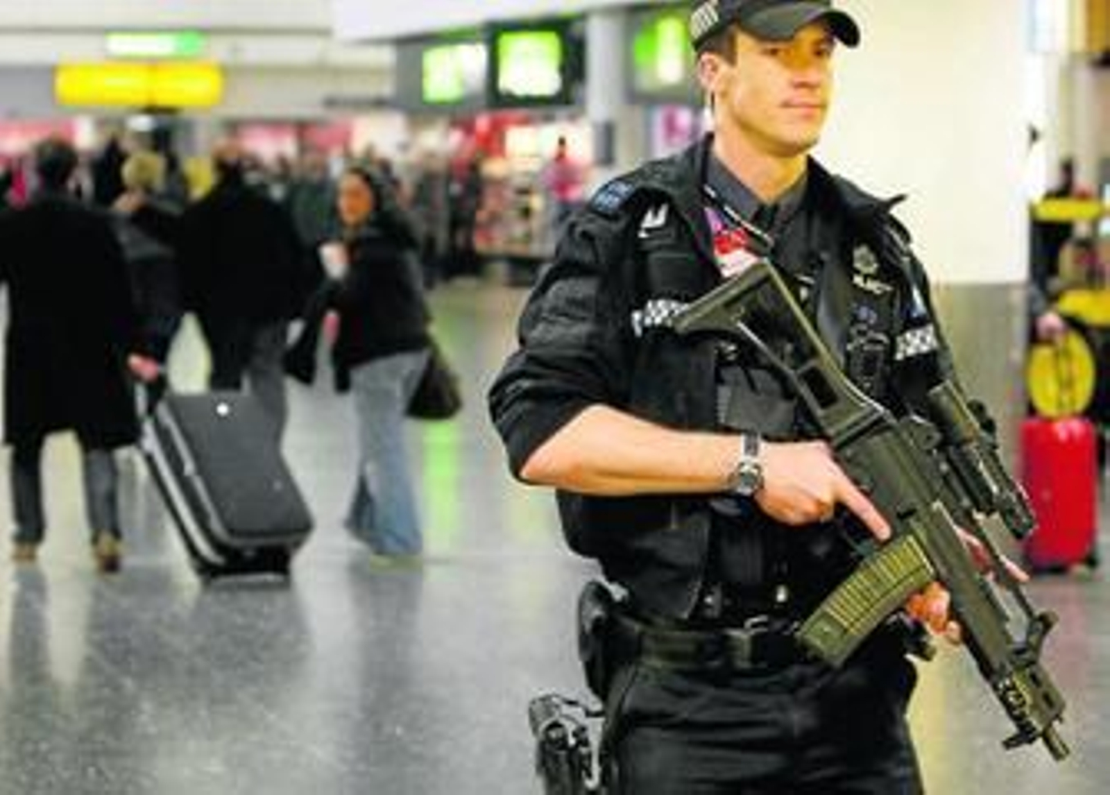 Un policía armado vigila la terminal de pasajeros del aeropuerto londinense de Gatwick.