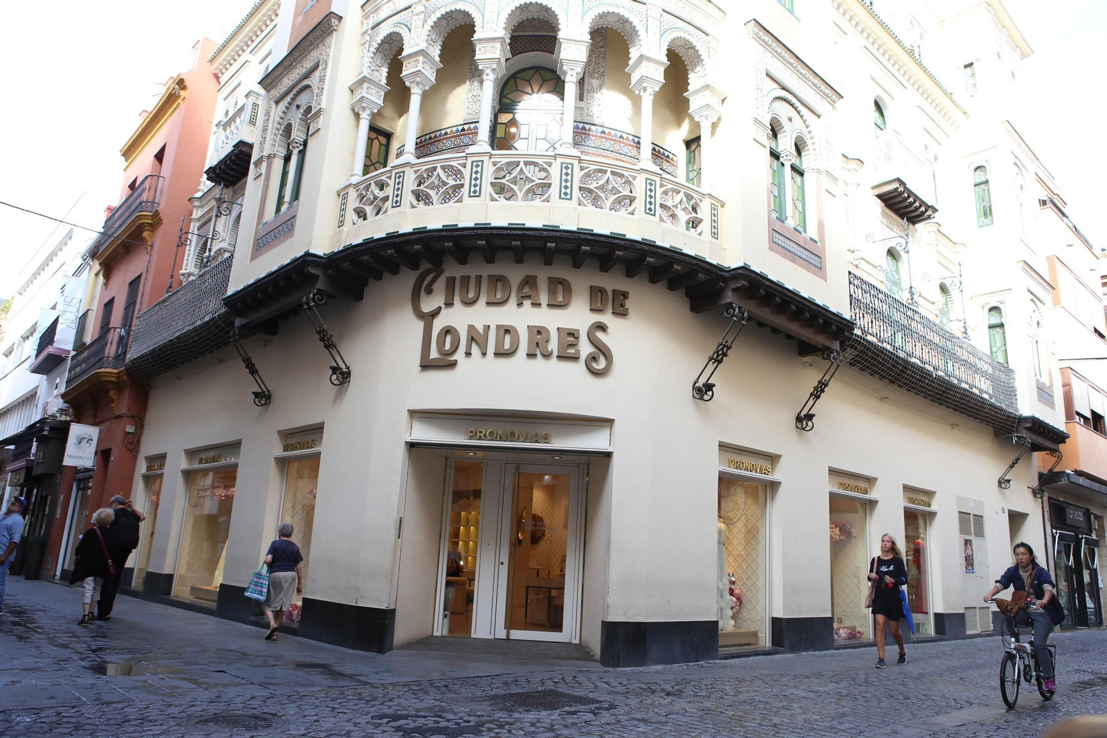 Fachada del edificio Ciudad de Londres, en la confluencia de Cuna con Cerrajería.