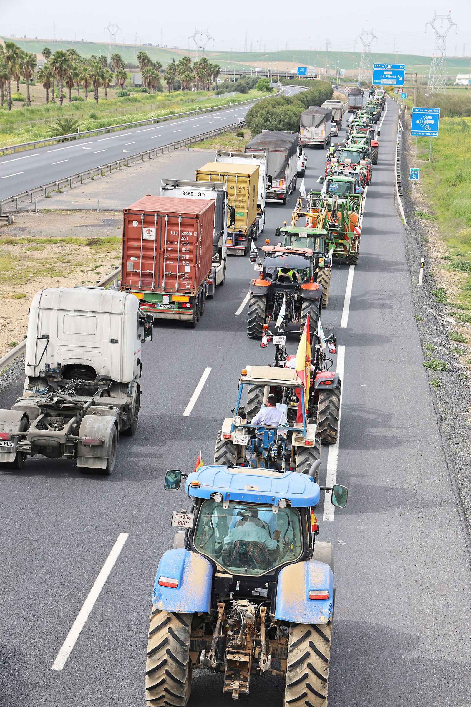 Imágenes de la multitudinaria tractorada de los agricultores en Huelva
