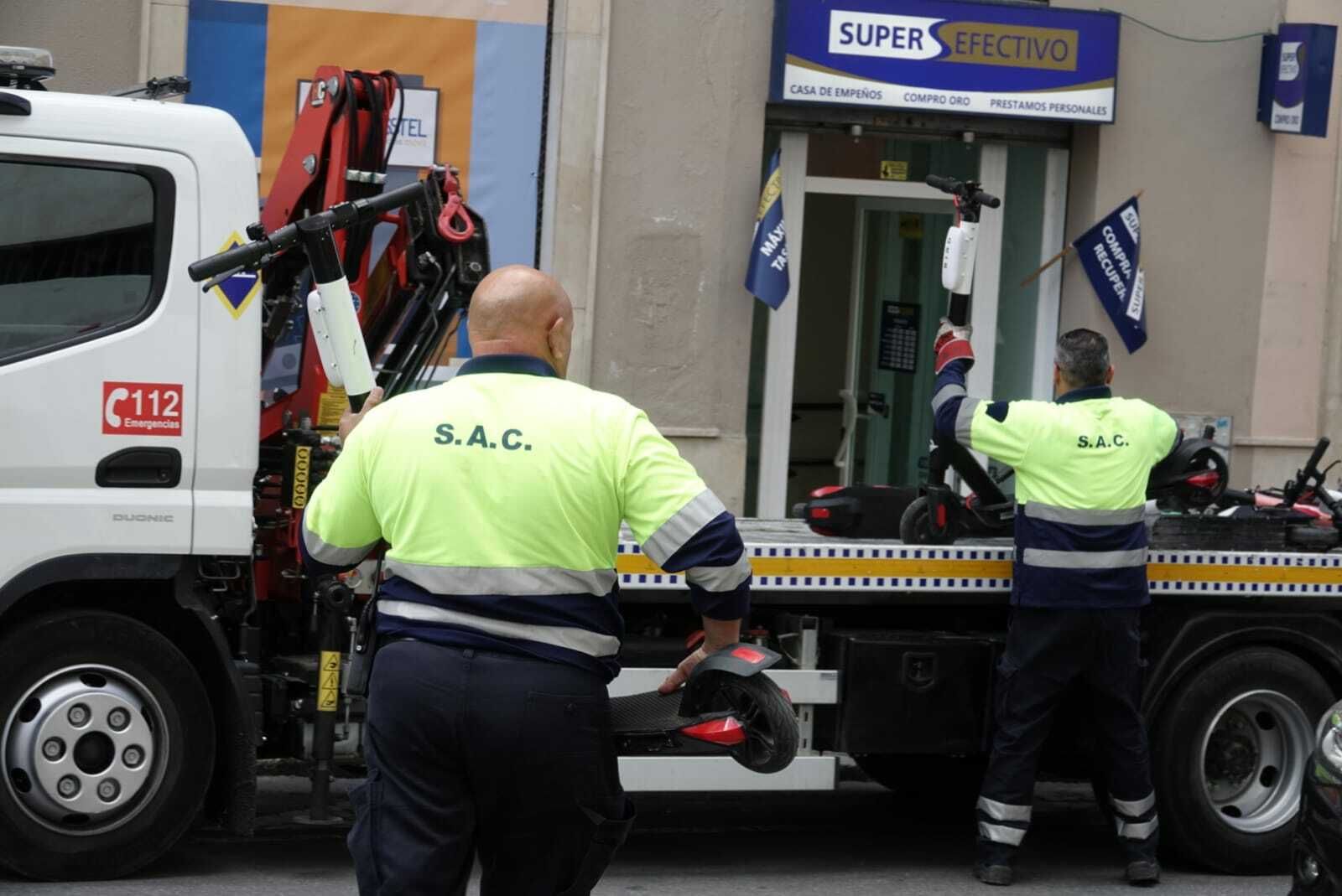 Las fotos de la retirada de patinetes eléctricos mal aparcados en Málaga