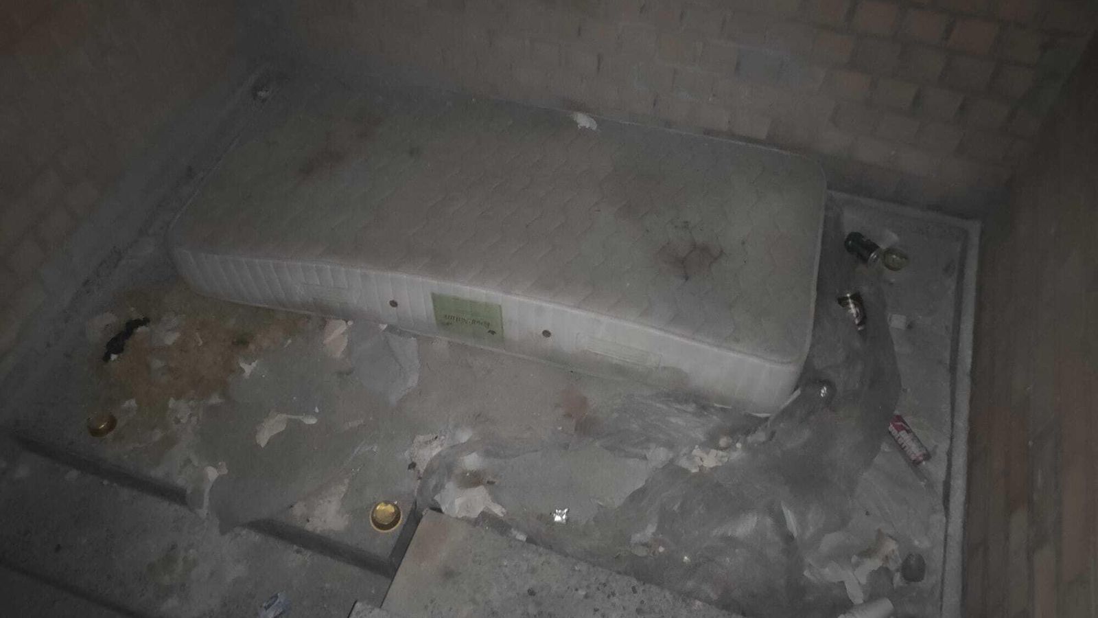 Un colchón entre latas de comida en el edificio abandonado de la avenida Bruselas. Un colchón entre latas de comida en el edificio abandonado de la avenida Bruselas.