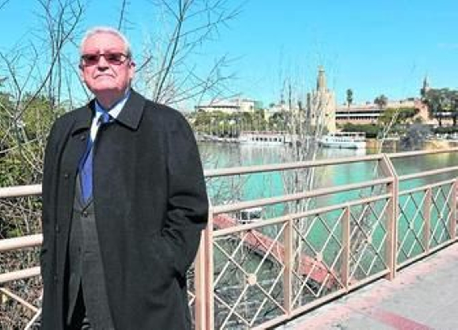 Rafael Escuredo, ayer, en el puente de San Telmo.