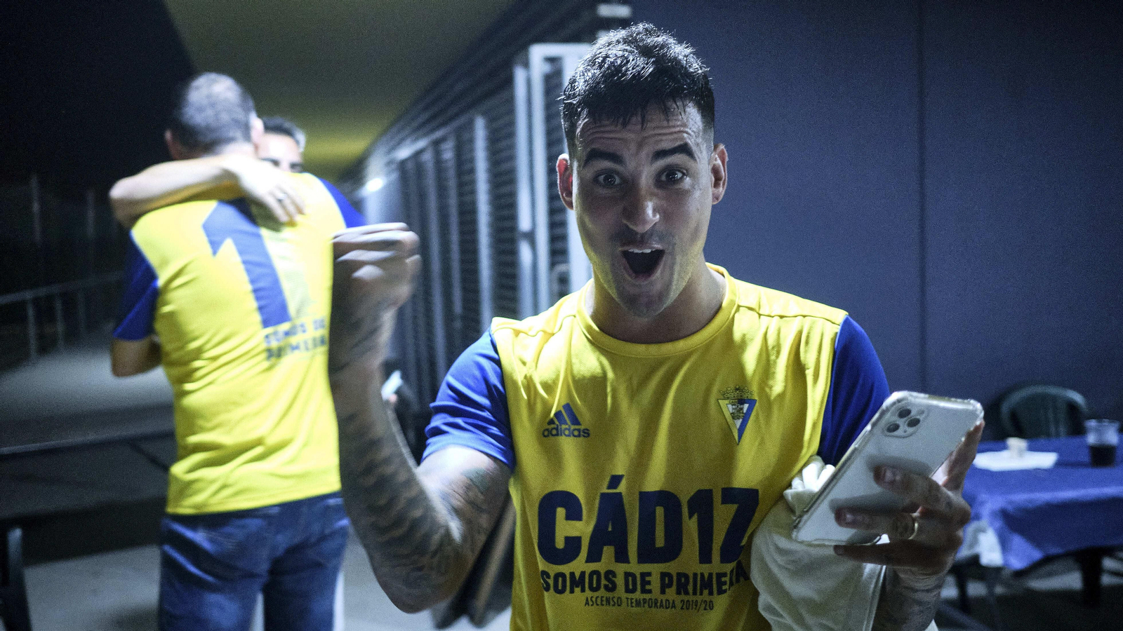 La plantilla del Cádiz celebra por todo lo alto el ascenso en el Rosal